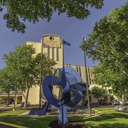 Отель Doubletree By Hilton Philadelphia Airport Экстерьер фото