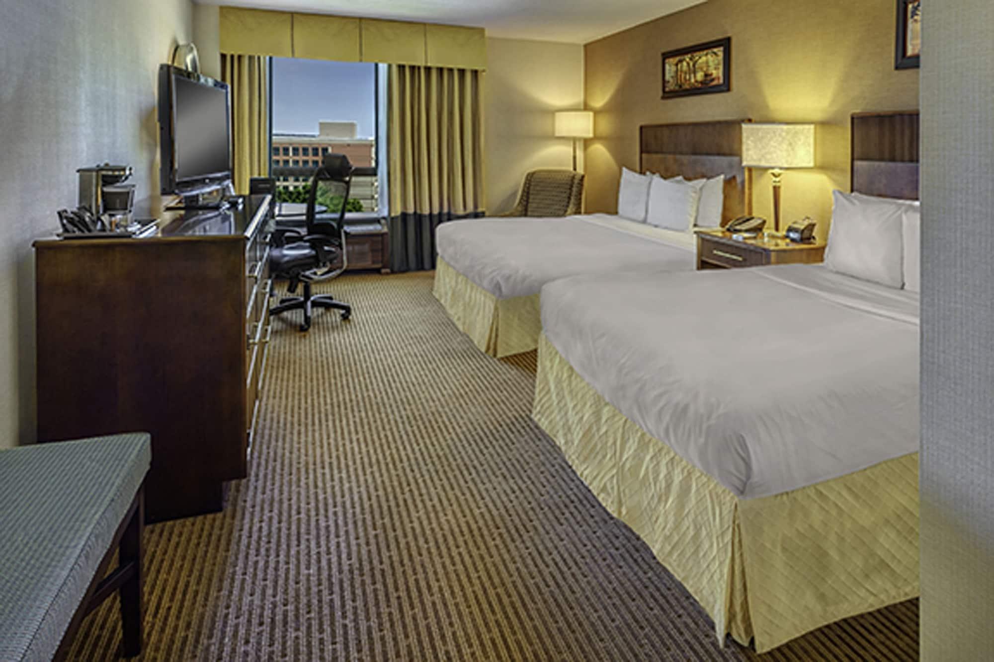 Отель Doubletree By Hilton Philadelphia Airport Экстерьер фото