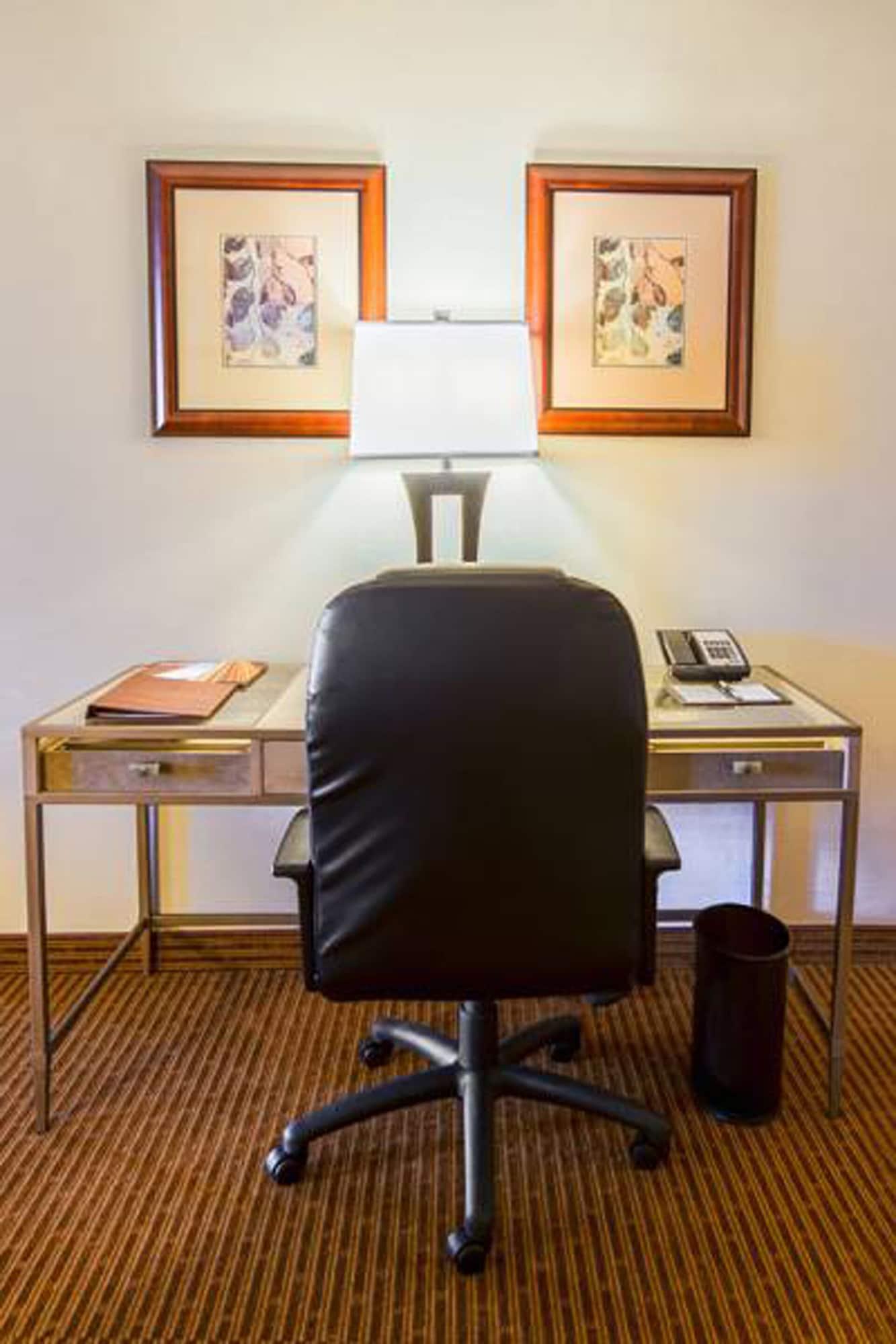 Отель Doubletree By Hilton Philadelphia Airport Экстерьер фото