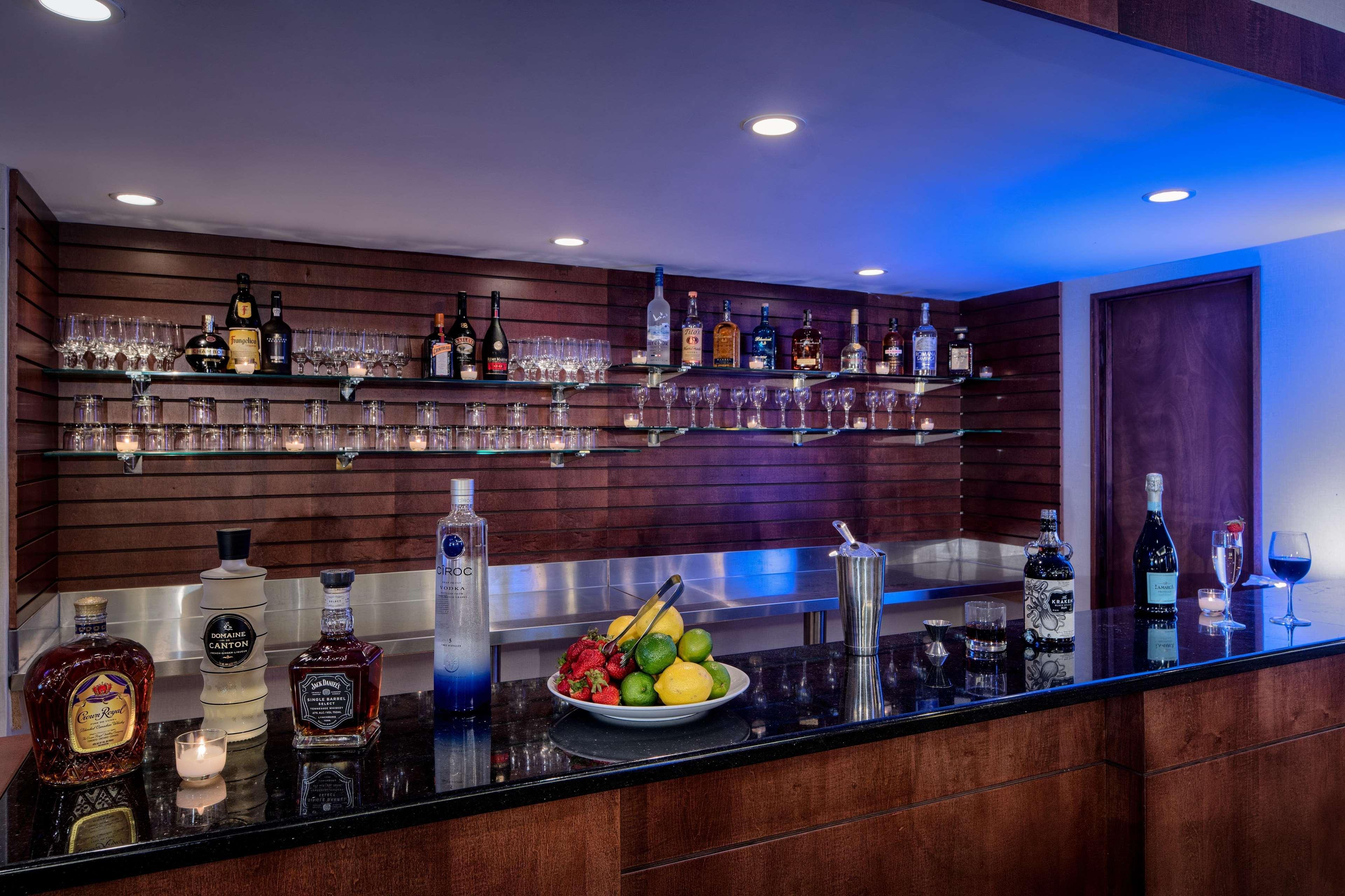 Отель Doubletree By Hilton Philadelphia Airport Экстерьер фото
