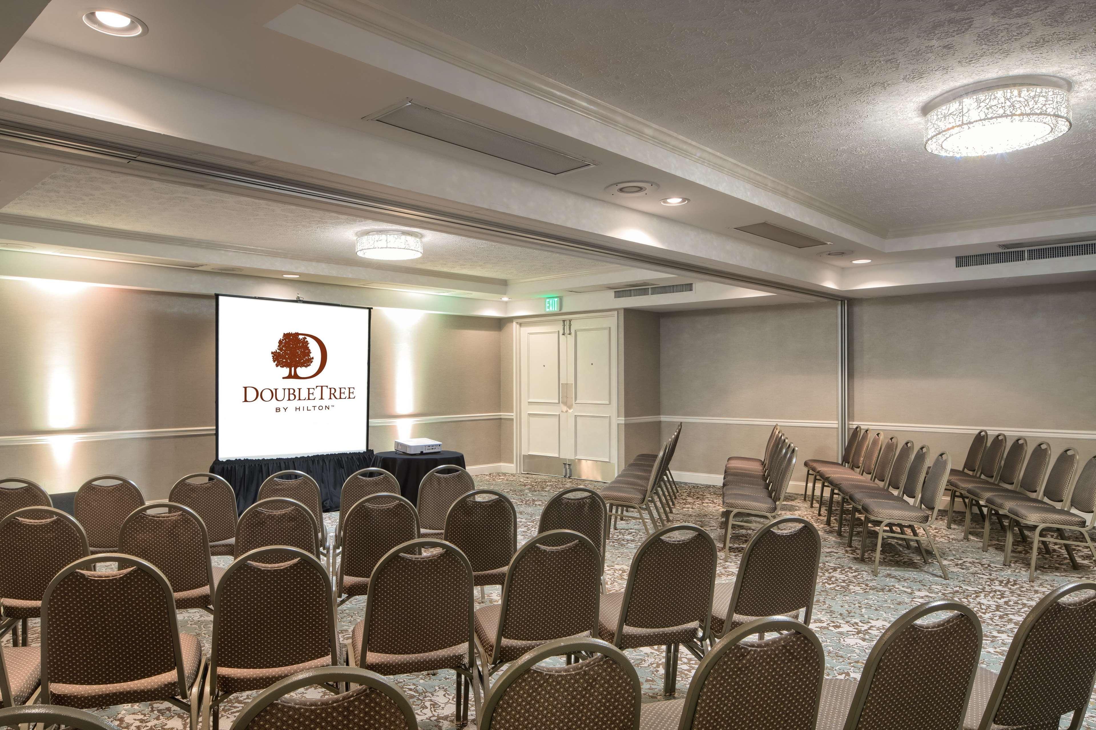 Отель Doubletree By Hilton Philadelphia Airport Экстерьер фото