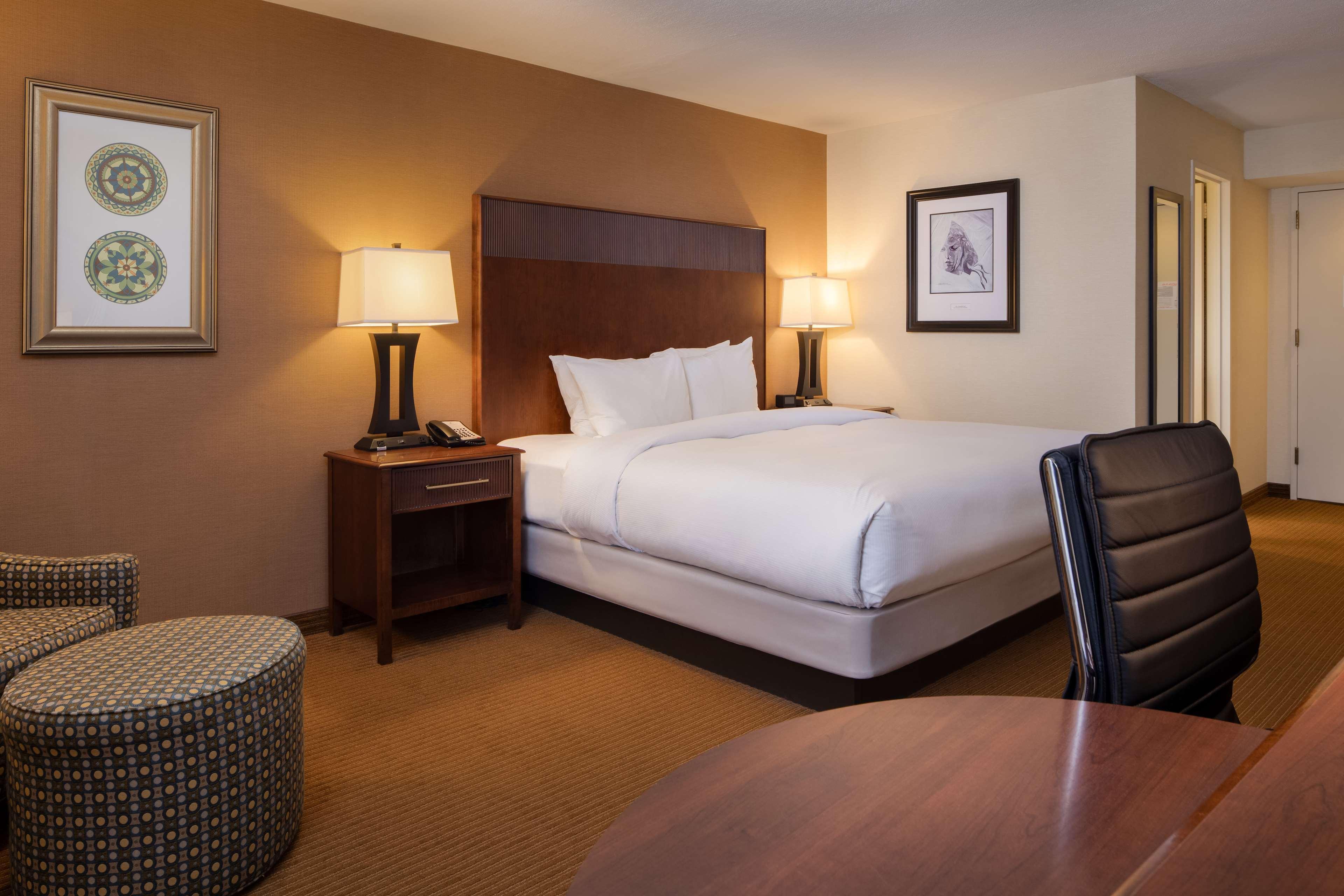 Отель Doubletree By Hilton Philadelphia Airport Экстерьер фото