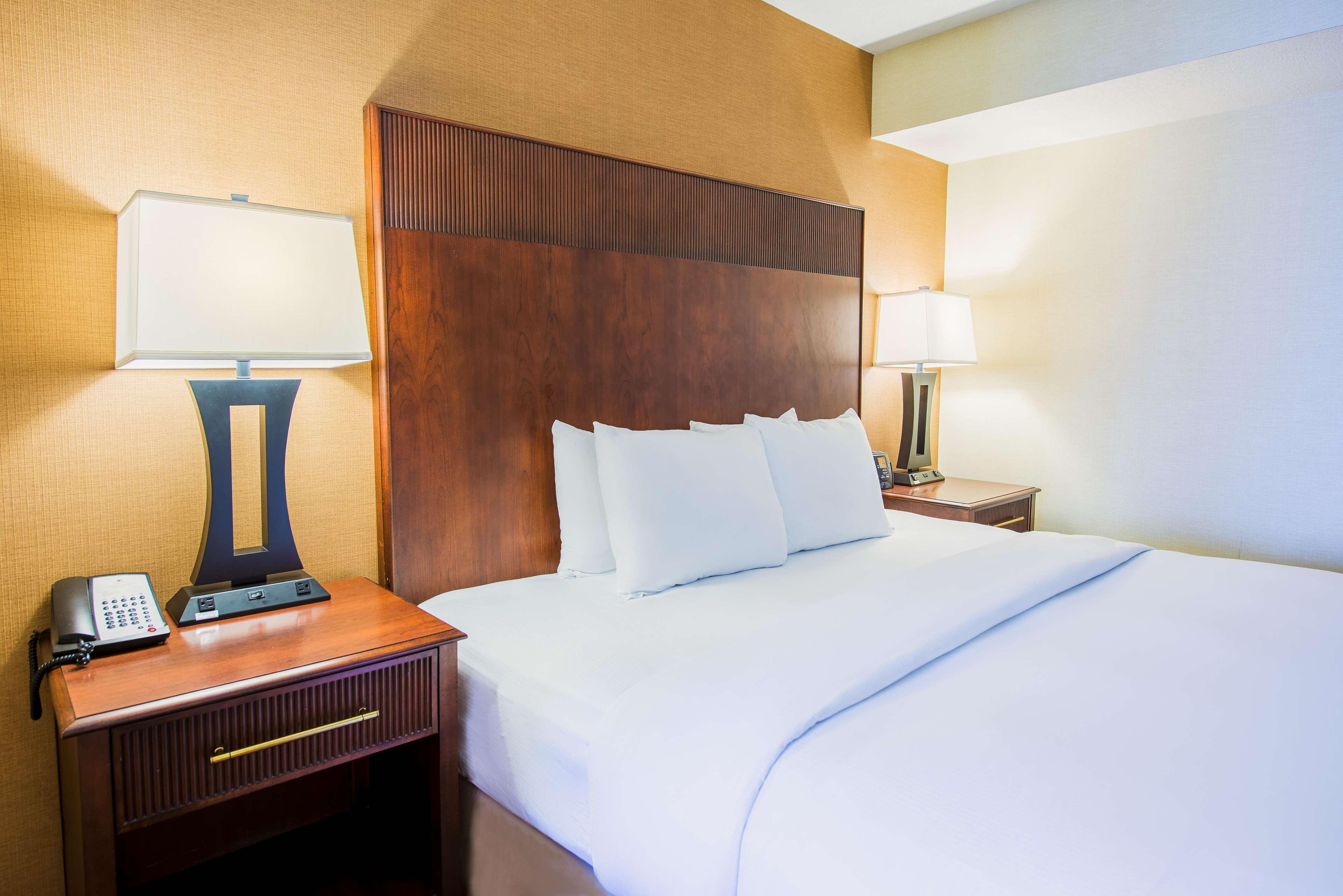 Отель Doubletree By Hilton Philadelphia Airport Экстерьер фото