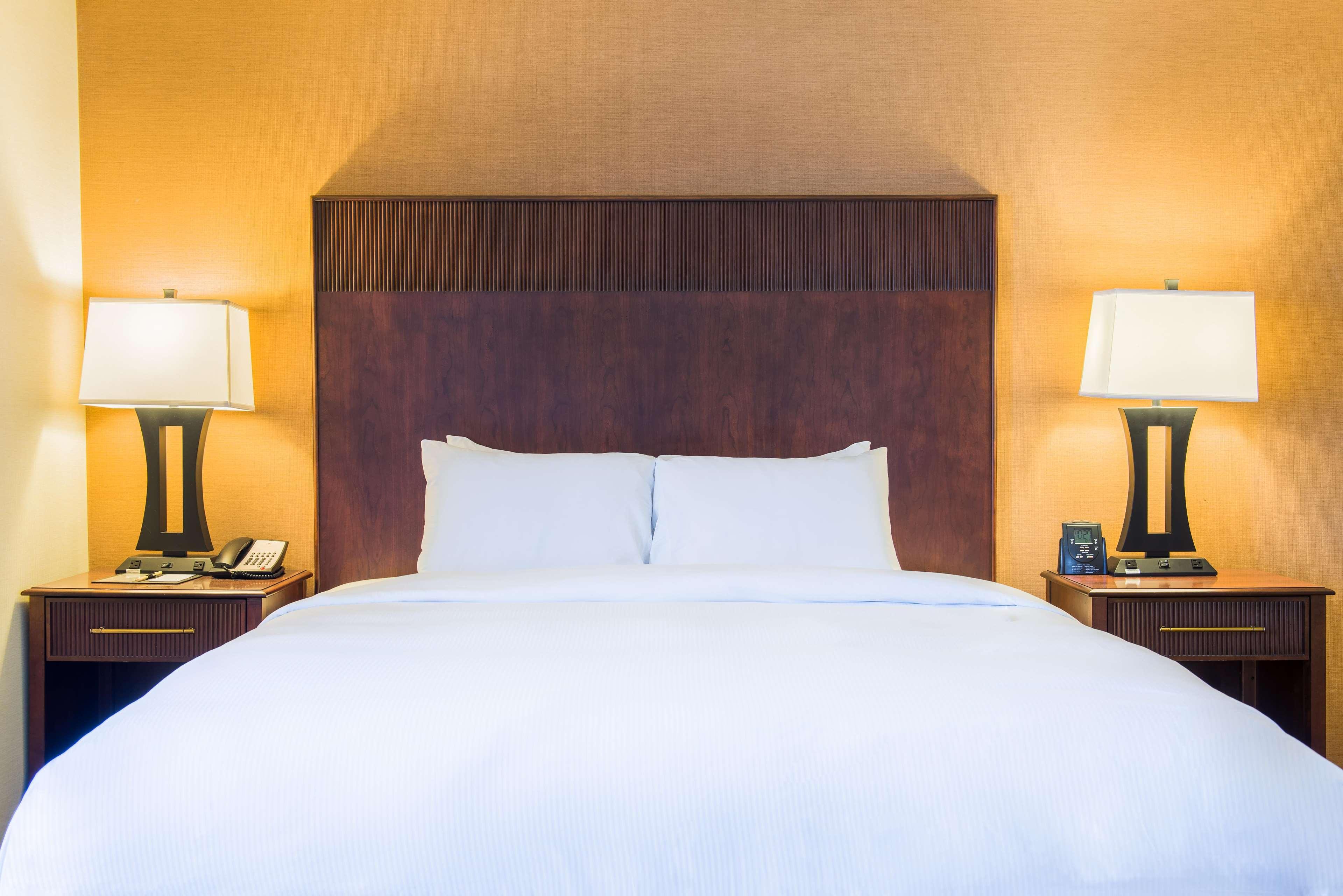Отель Doubletree By Hilton Philadelphia Airport Экстерьер фото