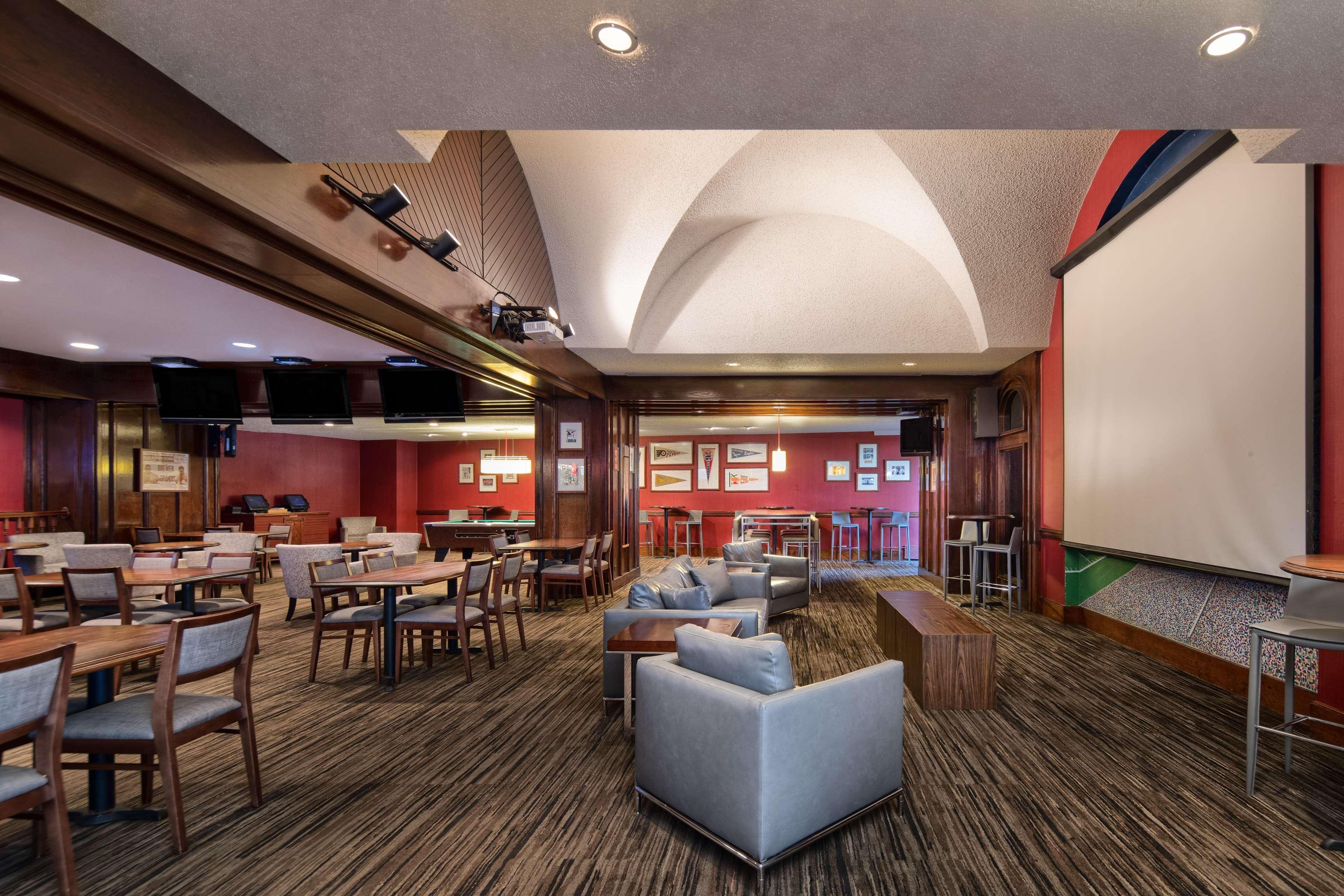 Отель Doubletree By Hilton Philadelphia Airport Экстерьер фото