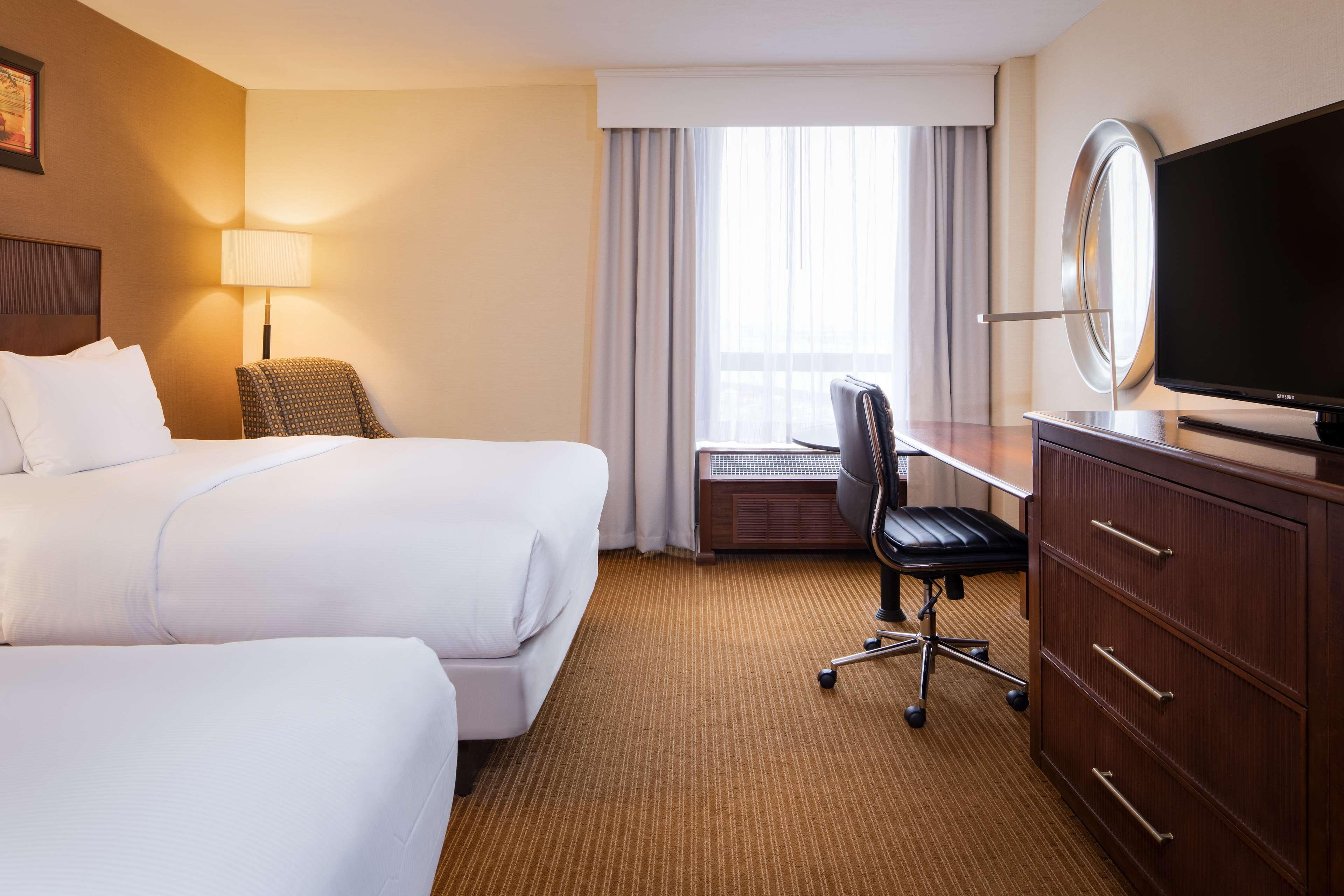 Отель Doubletree By Hilton Philadelphia Airport Экстерьер фото
