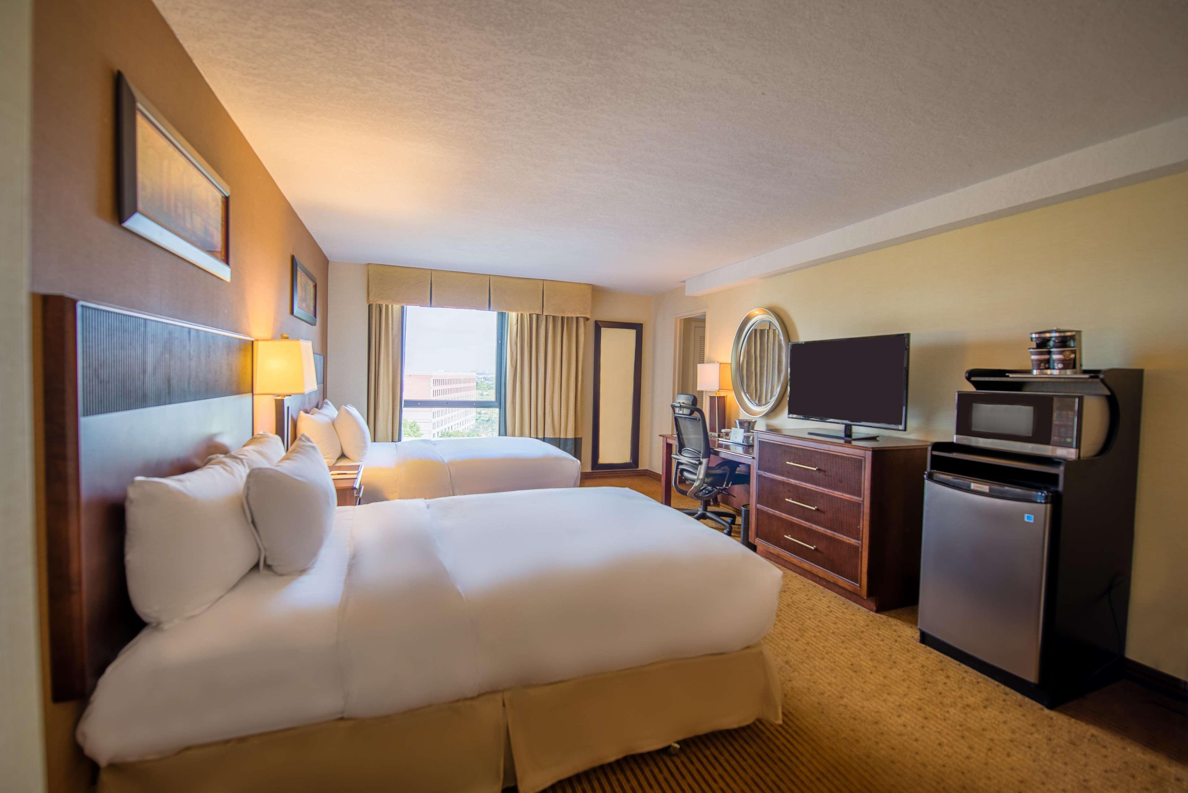 Отель Doubletree By Hilton Philadelphia Airport Экстерьер фото