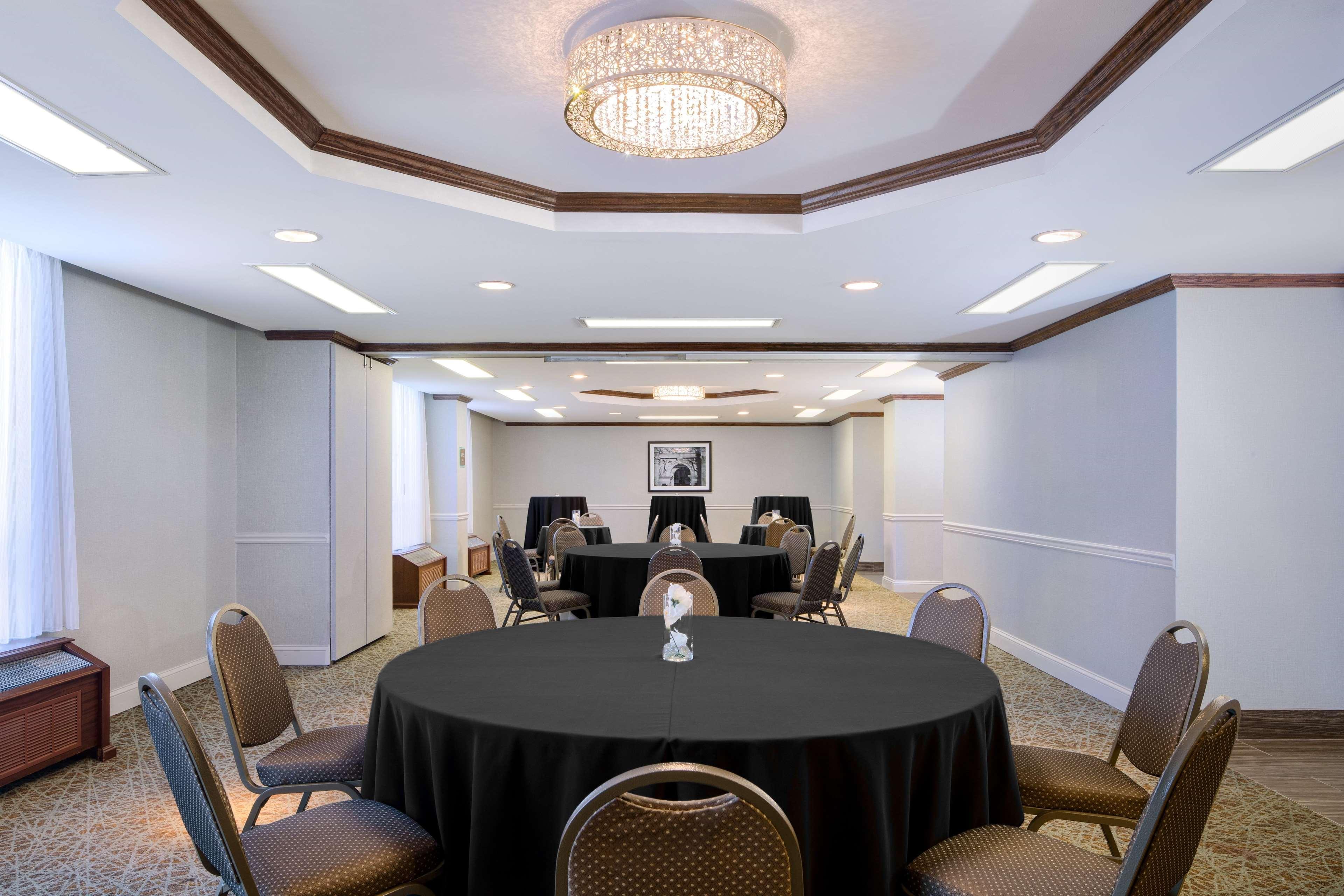 Отель Doubletree By Hilton Philadelphia Airport Экстерьер фото