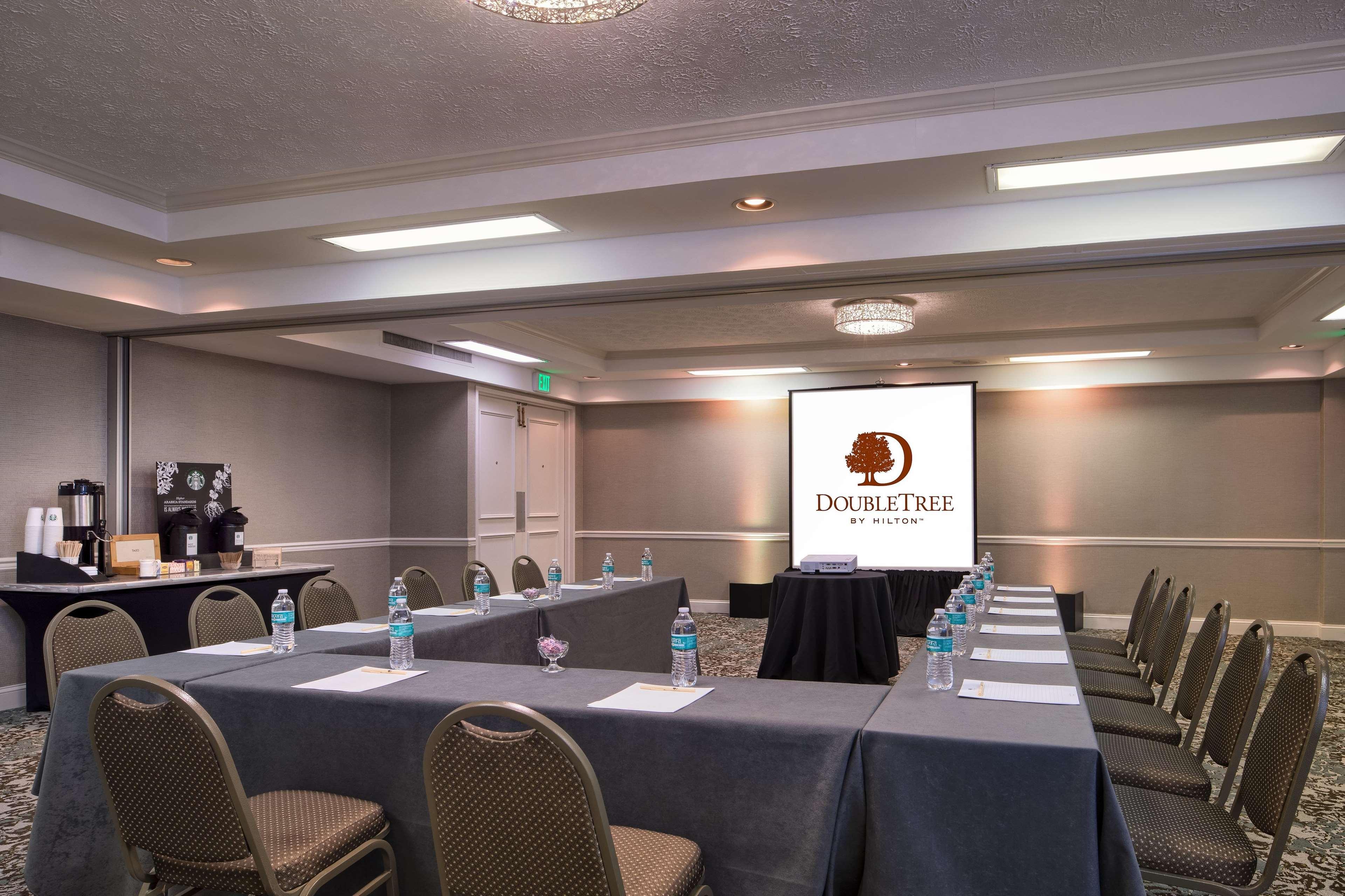 Отель Doubletree By Hilton Philadelphia Airport Экстерьер фото