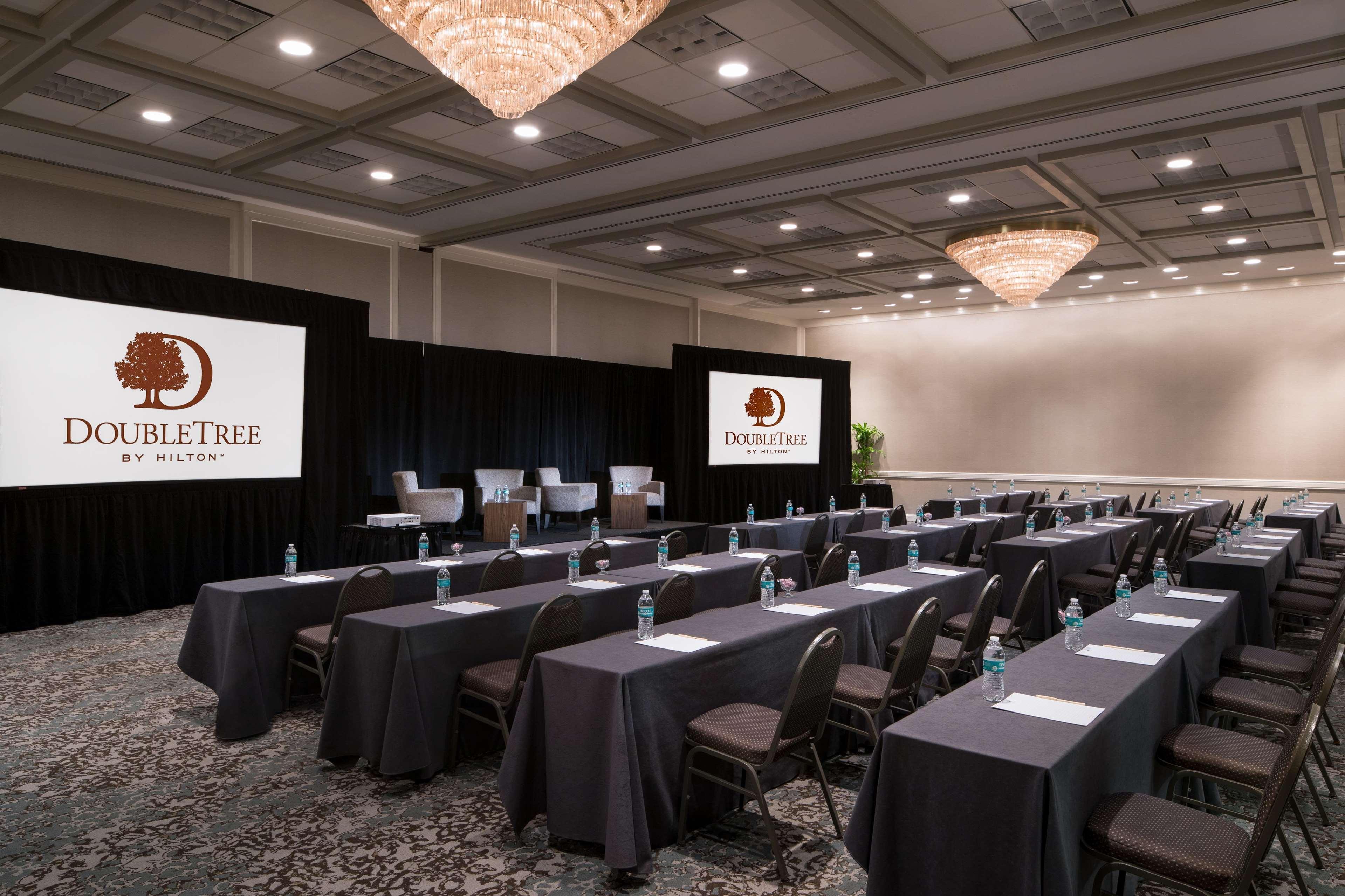Отель Doubletree By Hilton Philadelphia Airport Экстерьер фото