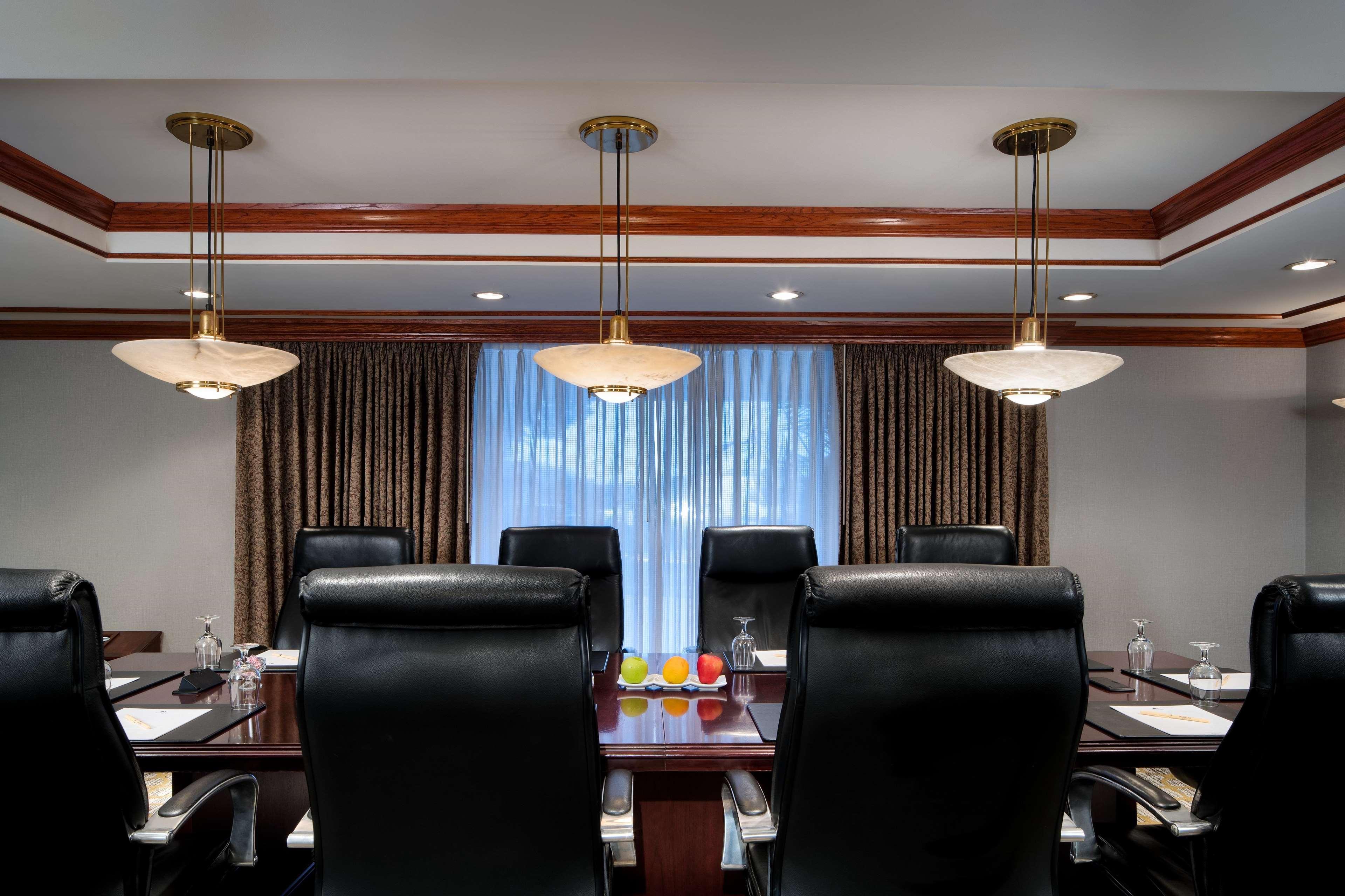Отель Doubletree By Hilton Philadelphia Airport Экстерьер фото