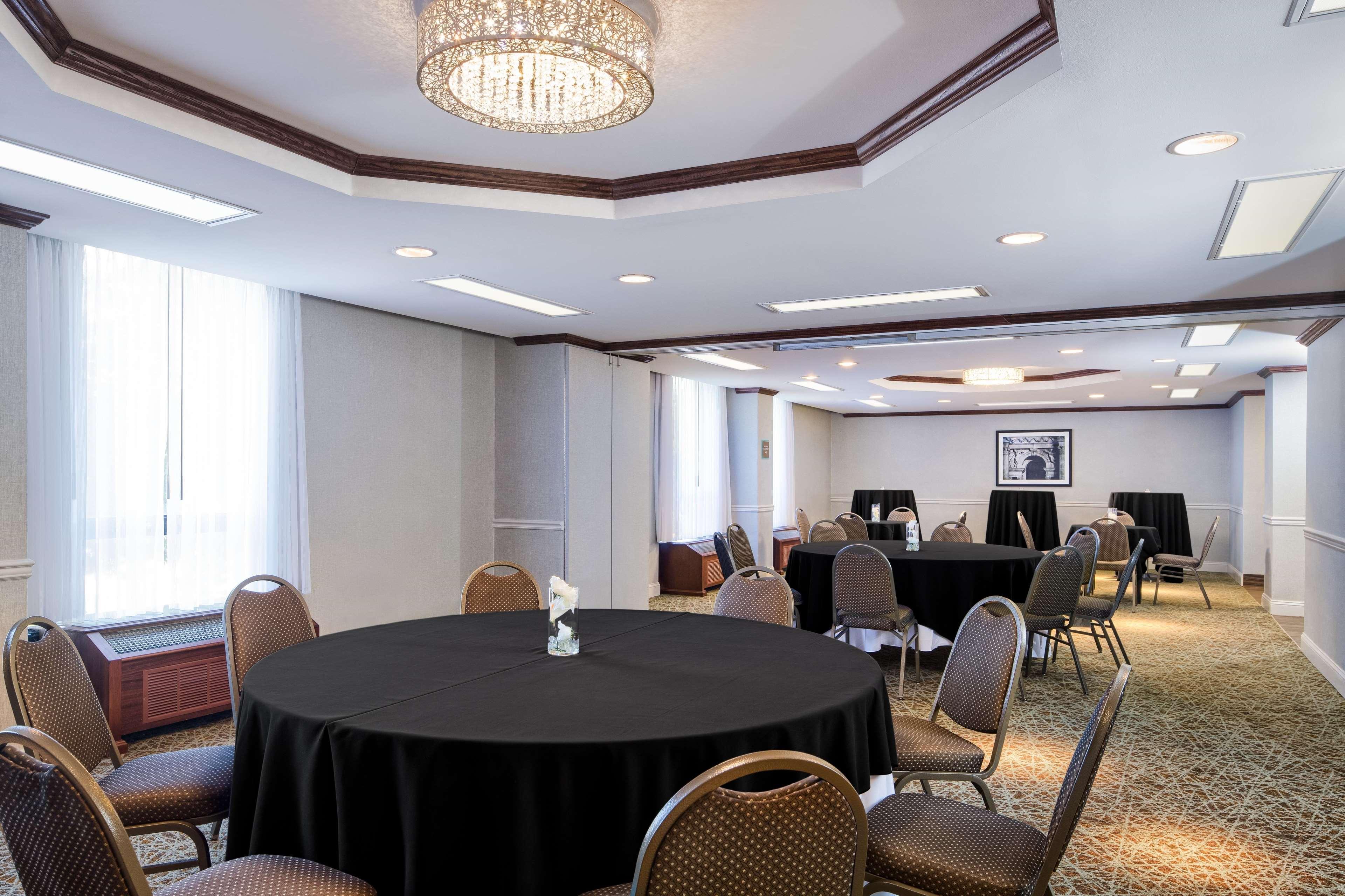 Отель Doubletree By Hilton Philadelphia Airport Экстерьер фото