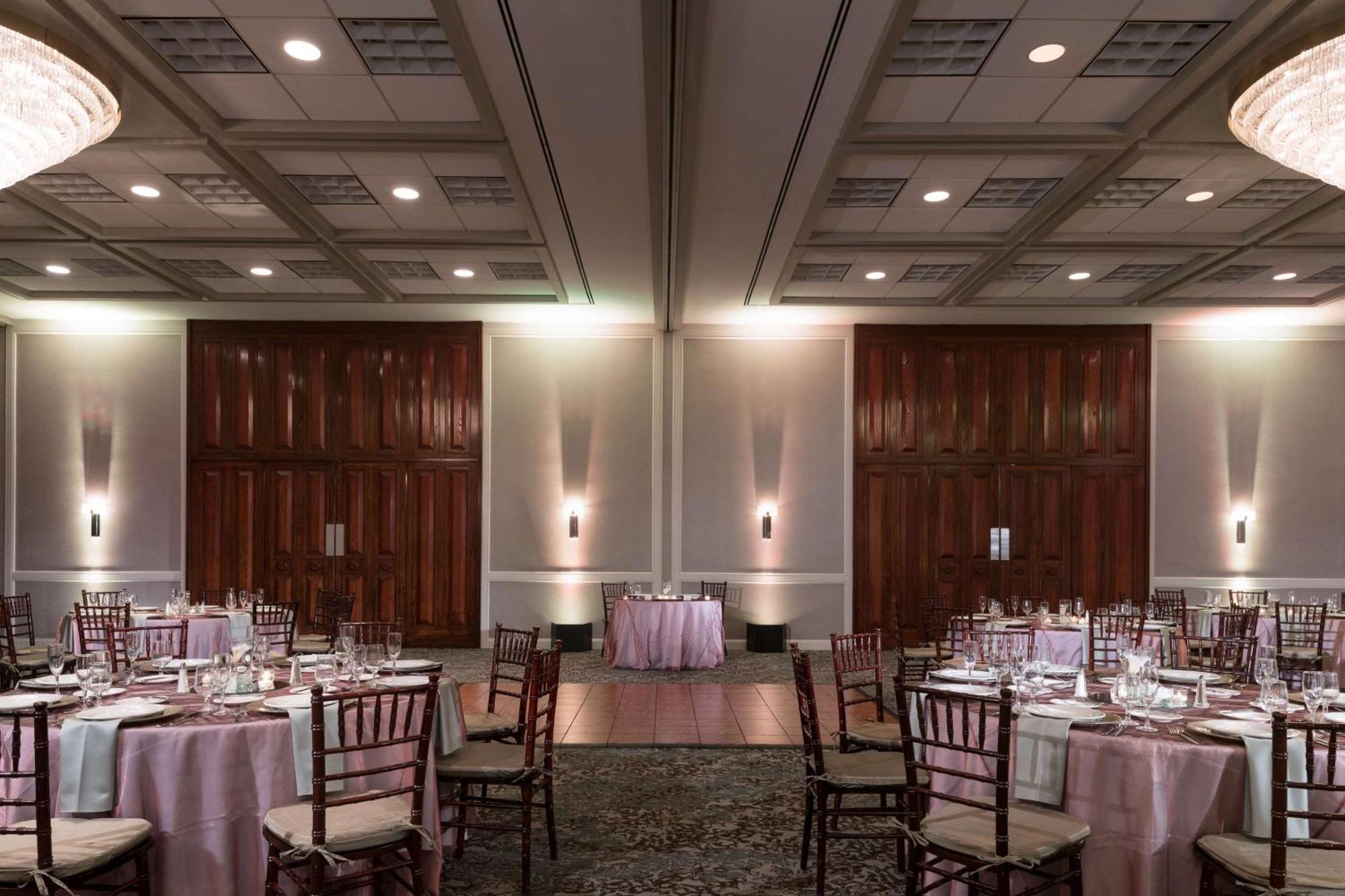 Отель Doubletree By Hilton Philadelphia Airport Экстерьер фото
