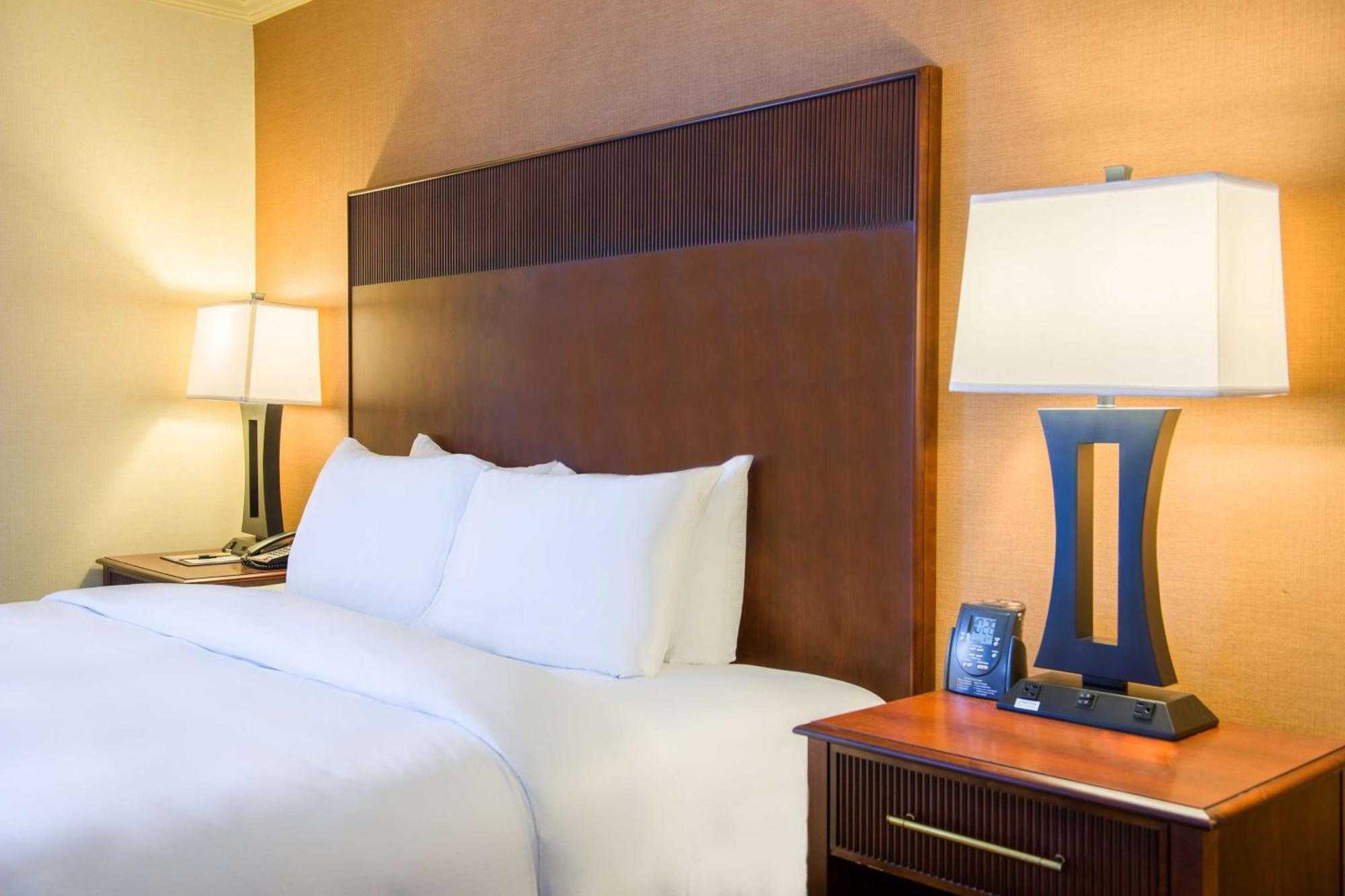 Отель Doubletree By Hilton Philadelphia Airport Экстерьер фото