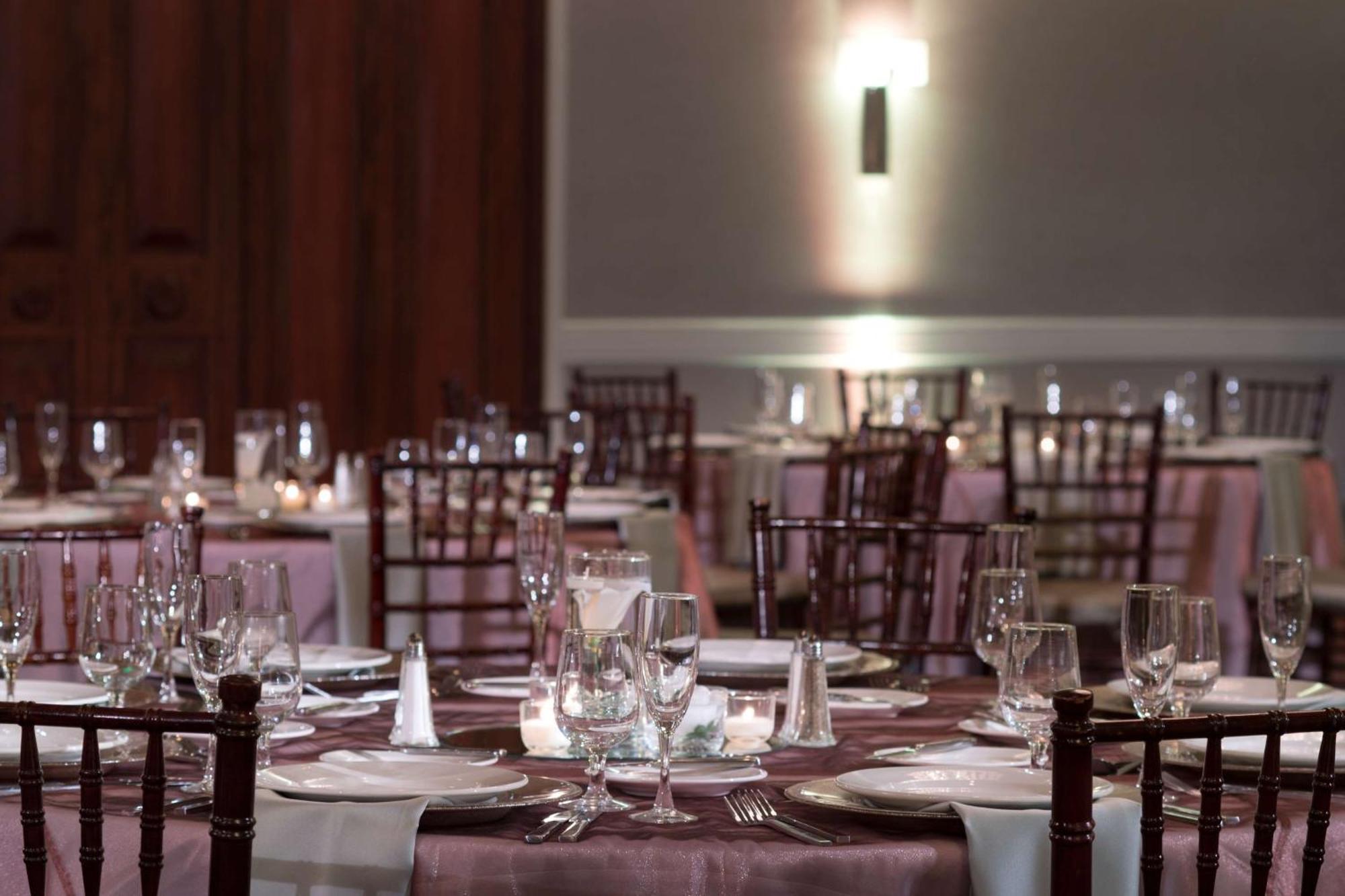 Отель Doubletree By Hilton Philadelphia Airport Экстерьер фото