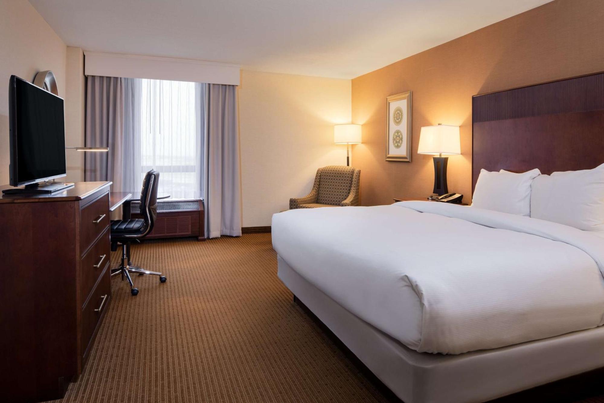 Отель Doubletree By Hilton Philadelphia Airport Экстерьер фото