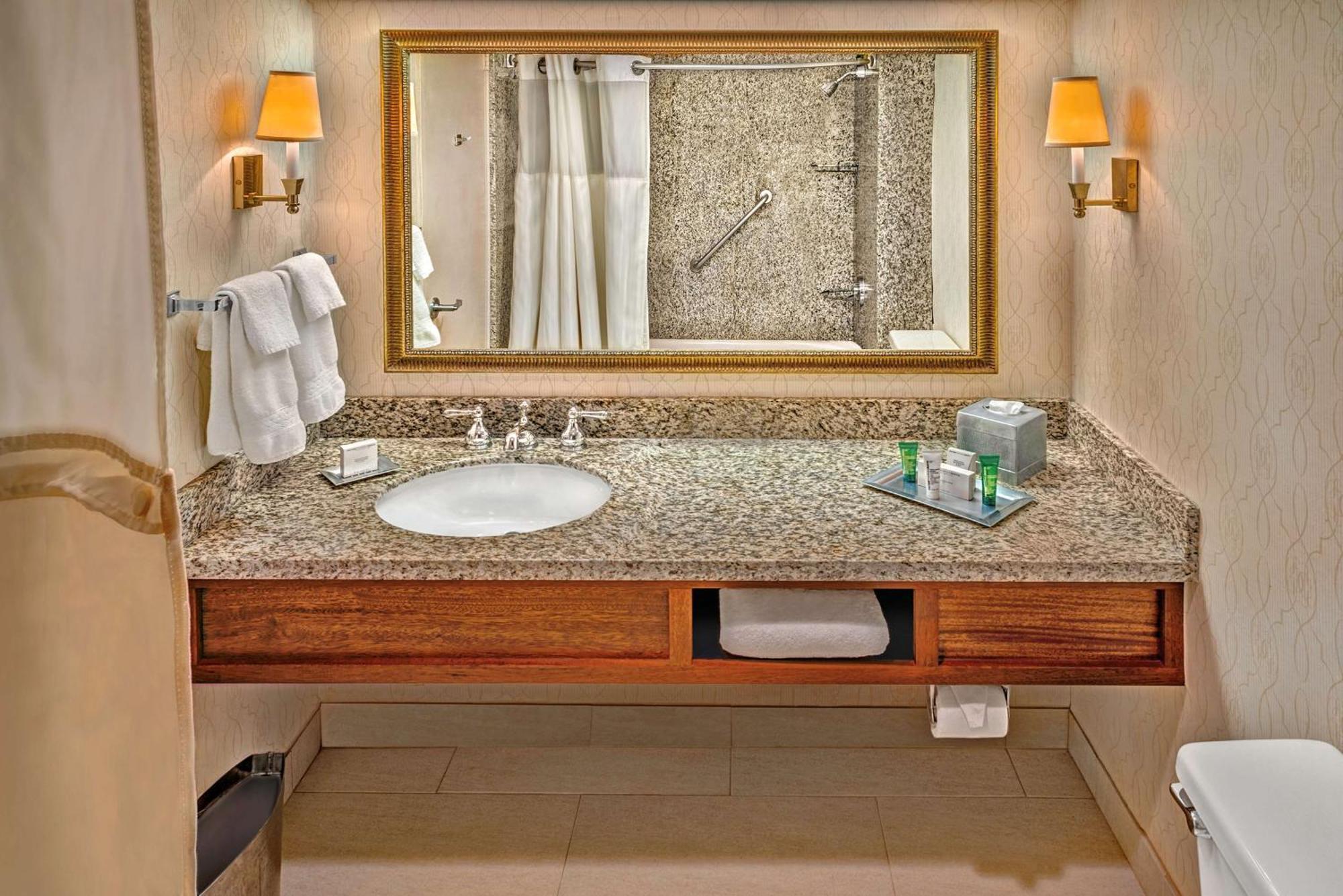 Отель Doubletree By Hilton Philadelphia Airport Экстерьер фото