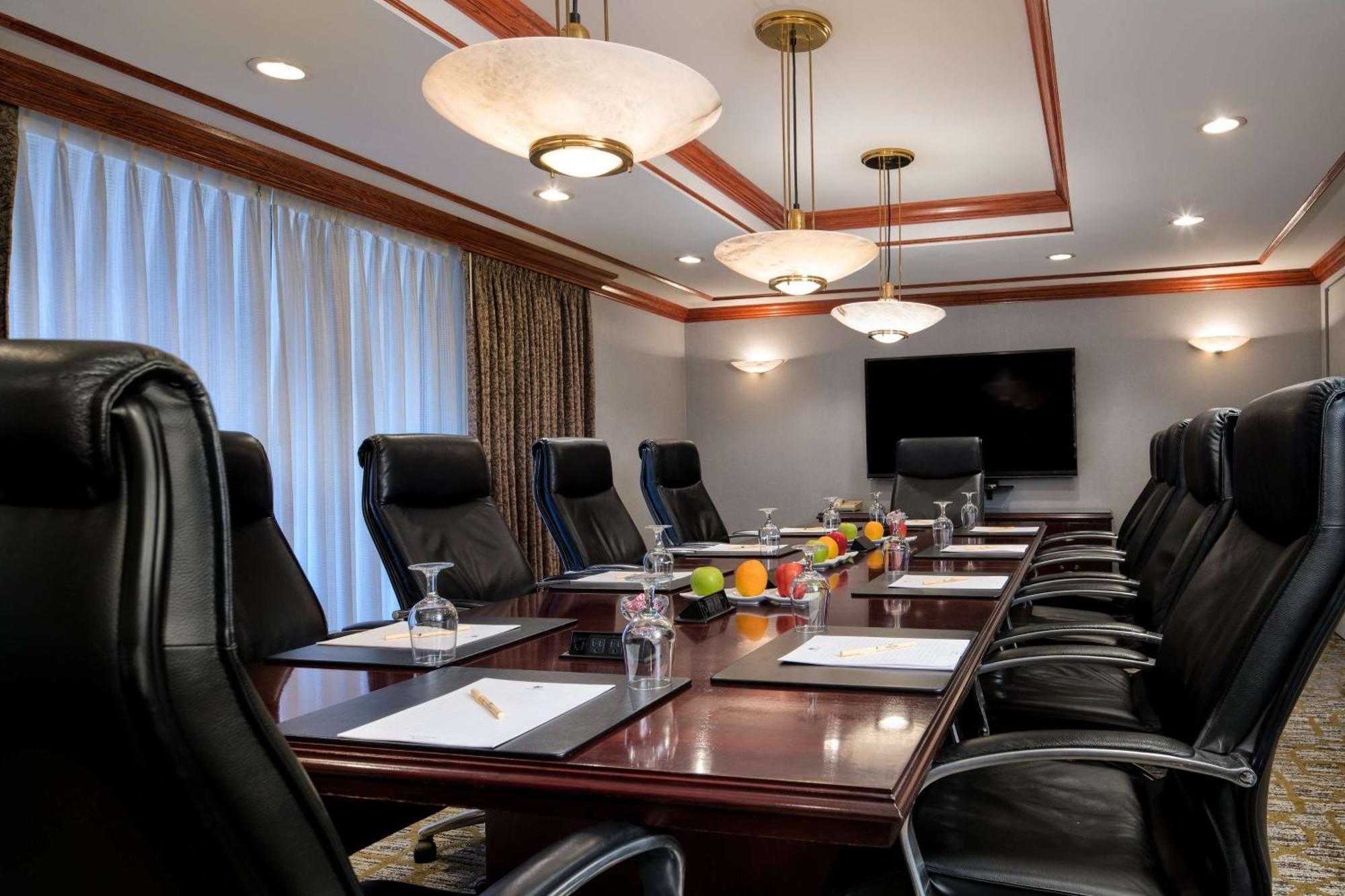 Отель Doubletree By Hilton Philadelphia Airport Экстерьер фото