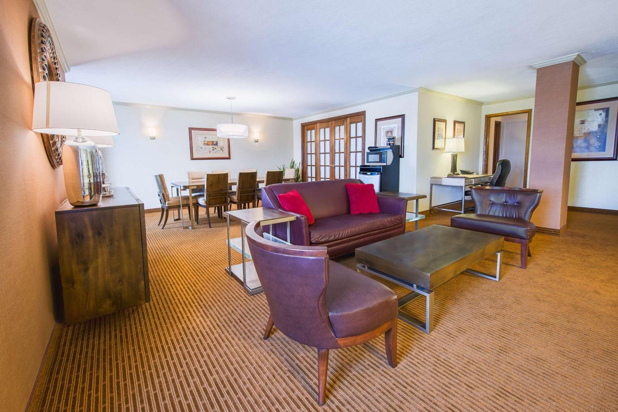 Отель Doubletree By Hilton Philadelphia Airport Экстерьер фото