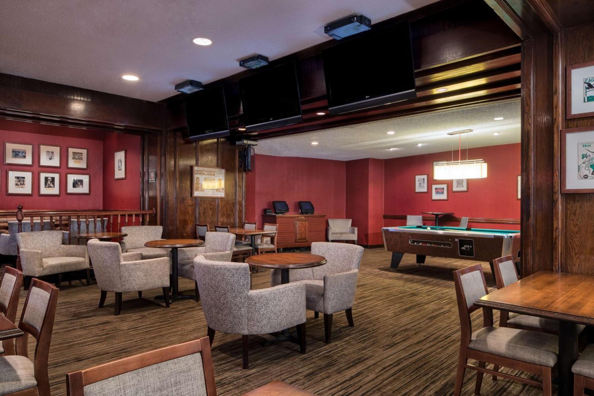 Отель Doubletree By Hilton Philadelphia Airport Экстерьер фото