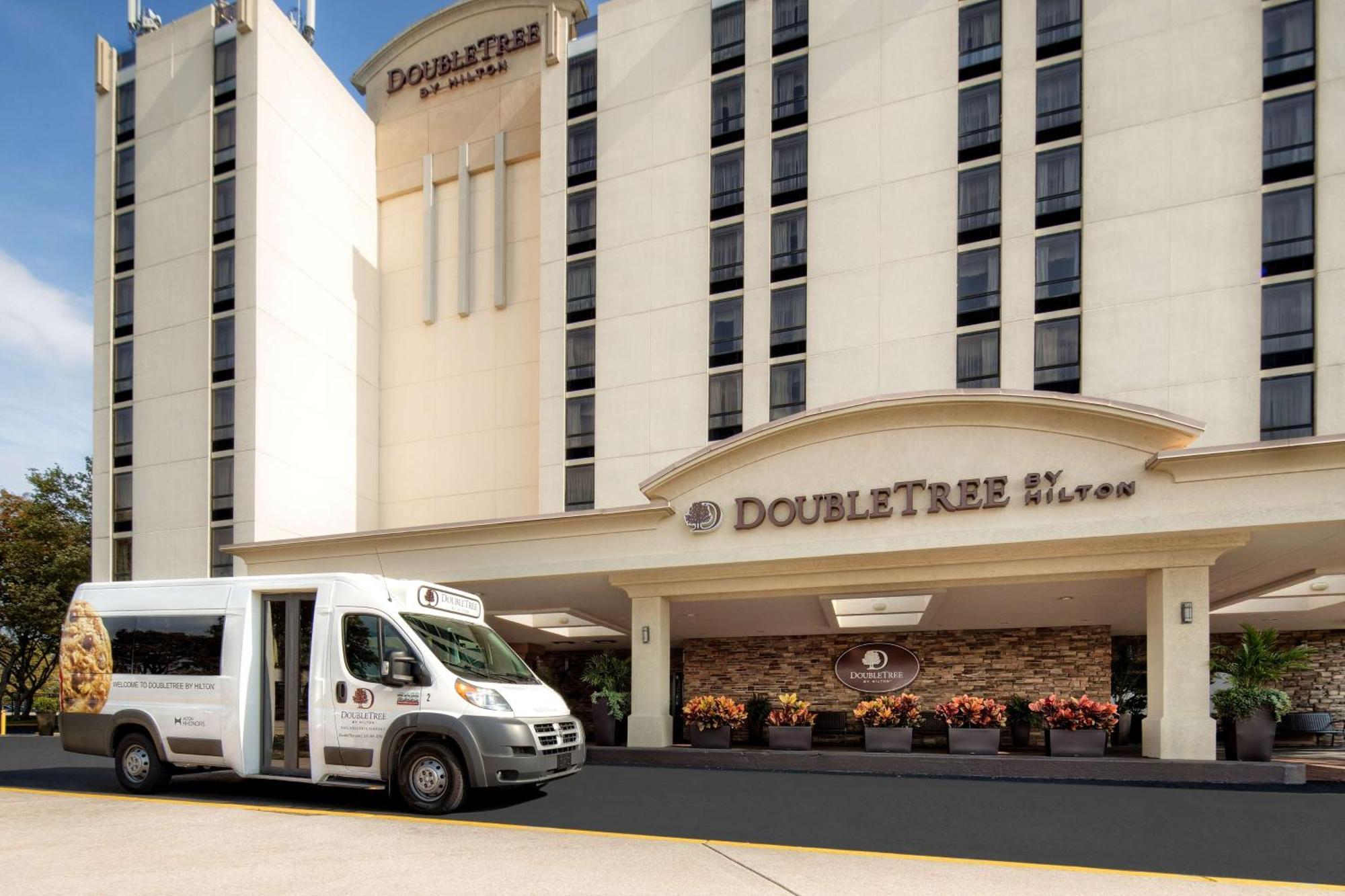 Отель Doubletree By Hilton Philadelphia Airport Экстерьер фото