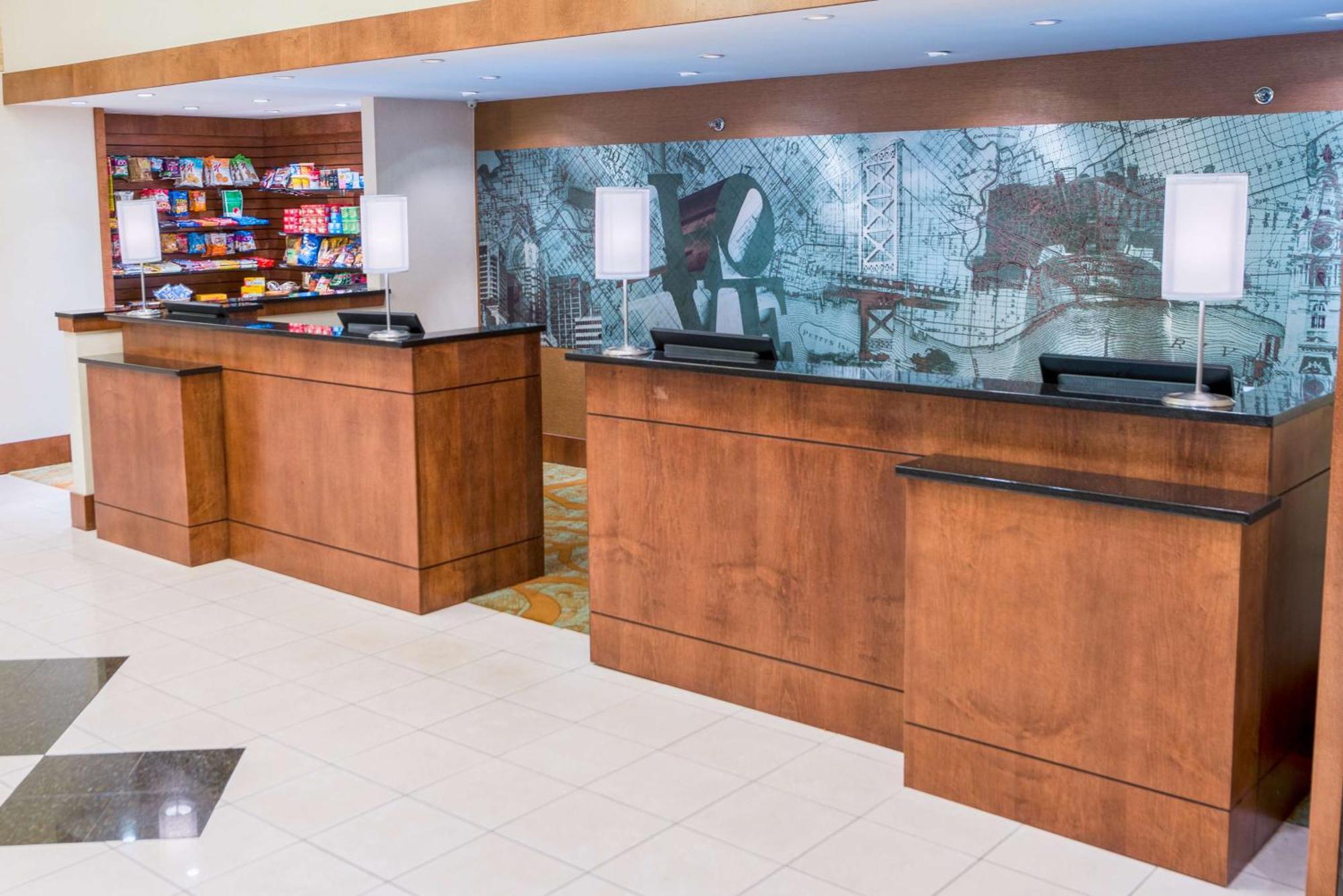 Отель Doubletree By Hilton Philadelphia Airport Экстерьер фото